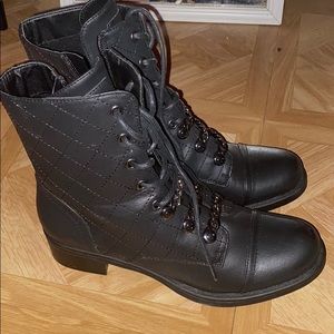 Guess mini heeled leather boots!